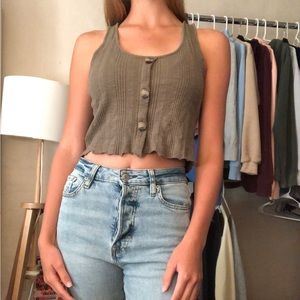 🌲This cropped tank top is the prettiest shade of green!!🌲